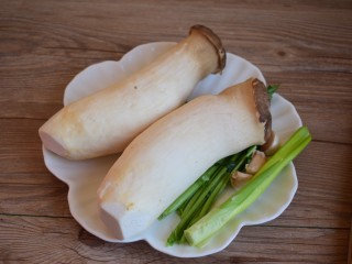 1、酱汁杏鲍菇,准备食材