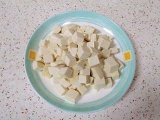 4、香菇肉末豆腐,捞出控一下水分备用。