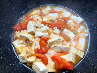 8、番茄烧豆腐,豆腐焖好以后，加入少许鸡精翻炒均匀，即可出锅。