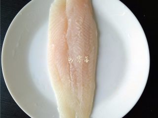 2、柠香鱼柳,鱼柳洗净,拭干水分;