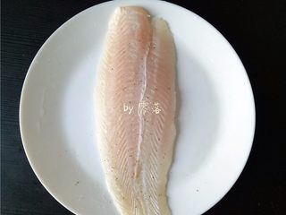 5、柠香鱼柳,用调料将鱼柳抹匀,翻面,再次抹匀;腌制片刻;
