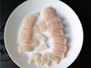 7、柠香鱼柳,腌制后的鱼柳,切条状;