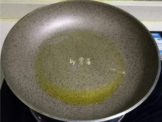 8、柠香鱼柳,不粘锅里调入适量橄榄油,烧热;