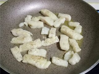 10、柠香鱼柳,用中小火煎至变色后,翻面;