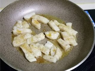 11、柠香鱼柳,淋入适量芥末沙拉汁;