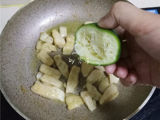 12、柠香鱼柳,挤入青柠檬汁;