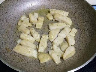 13、柠香鱼柳,稍稍拌匀,关火;