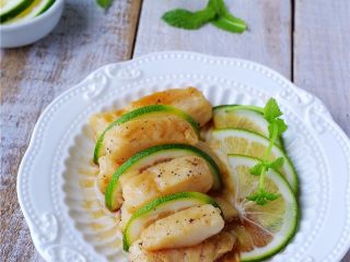 14、柠香鱼柳,盛出,摆盘;【柠香鱼柳】做好啦。