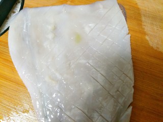 3、青椒炒鱿鱼,在鱿鱼没有皮的一面用刀斜着切花形,不要切断,这个是我后面补拍的,做这个菜谱的时候老公切反了,所以卷不起来????