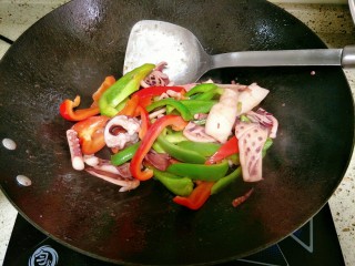 8、青椒炒鱿鱼,大火翻炒断生