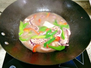 11、青椒炒鱿鱼,加入盐、味精,大火收干汤汁即可