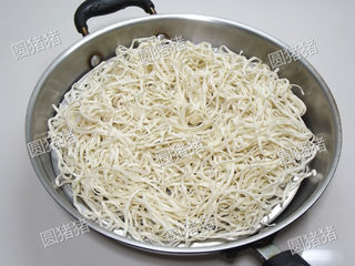 2、豆角焖面,蒸锅内烧开水，放上面条加盖大火蒸12分钟至8成熟，取出放入盆内拨散，晾凉。