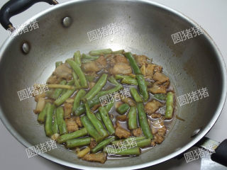 8、豆角焖面,直至汤汁剩约1/4时，加入鸡精。