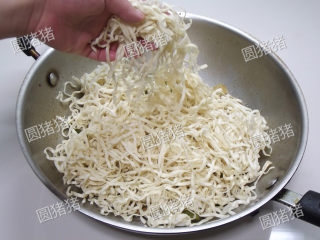 9、豆角焖面,将蒸好的面条抖散，加入汤中，搅拌均匀。