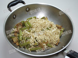 10、豆角焖面,用小火加盖再焖上2分钟即可食用。