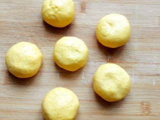 10、南瓜饼,揉成糯米团。