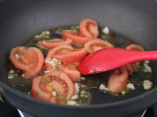 7、番茄豆腐汤,翻炒至番茄发软