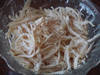 3、了不起的小番茄+鸡丝果蔬沙拉,然后将蒸熟的鸡胸肉撕成细丝