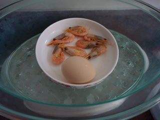 4、了不起的小番茄+鸡丝果蔬沙拉,鸡蛋和虾也蒸熟