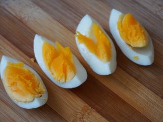 5、了不起的小番茄+鸡丝果蔬沙拉,鸡蛋切成四块