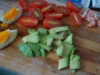 8、了不起的小番茄+鸡丝果蔬沙拉,牛油果、圣女果切块