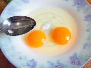 6、炒馒头丁(鸡蛋馒头),加入适量凉白开水