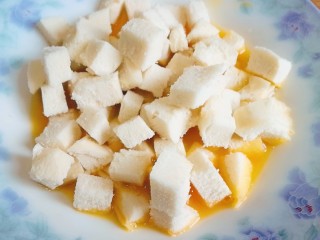 8、炒馒头丁(鸡蛋馒头),倒入馒头丁
