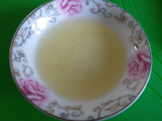 2、饺子皮版葱香酥饼,油和盐混合一起