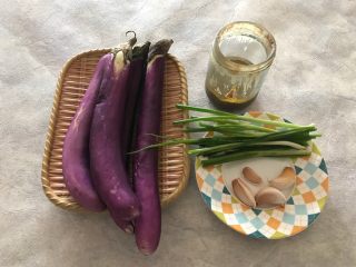 1、蒜蓉麻酱拌茄子,首先我们准备好所有食材