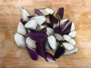 2、蒜蓉麻酱拌茄子,茄子洗净，不要去皮，切滚刀小块