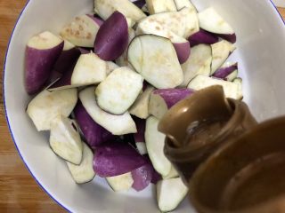 3、蒜蓉麻酱拌茄子,切好的茄子内滴几滴食用油