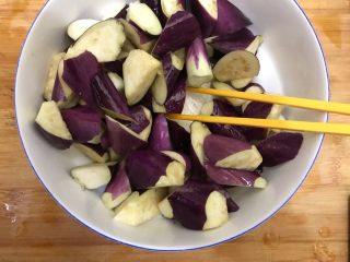 4、蒜蓉麻酱拌茄子,搅拌均匀