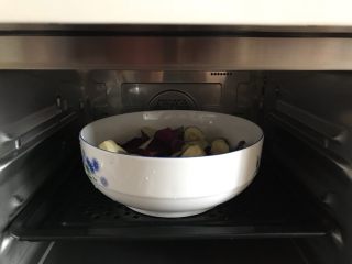 5、蒜蓉麻酱拌茄子,放入蒸箱，水箱放满水，选择原气蒸功能，蒸15-20分钟