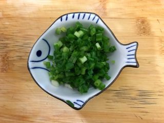 6、蒜蓉麻酱拌茄子,小葱洗净之后切圈