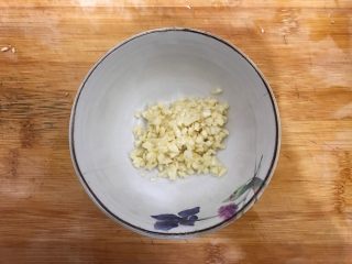 7、蒜蓉麻酱拌茄子,大蒜去皮洗净，切成末