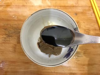 8、蒜蓉麻酱拌茄子,大蒜碗内加两勺麻酱（这一步忘记拍了，抱歉）然后加一勺生抽