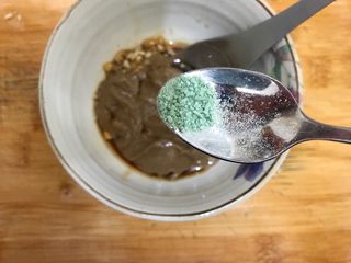 10、蒜蓉麻酱拌茄子,加一丢丢蔬之鲜（鸡精）