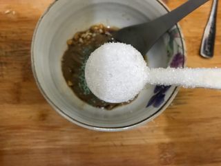 11、蒜蓉麻酱拌茄子,加一小勺细砂糖