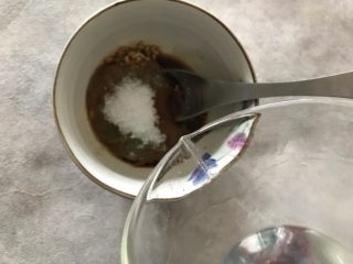 12、蒜蓉麻酱拌茄子,加适量饮用水