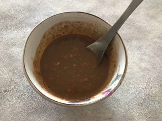 13、蒜蓉麻酱拌茄子,搅拌均匀，不要太稠