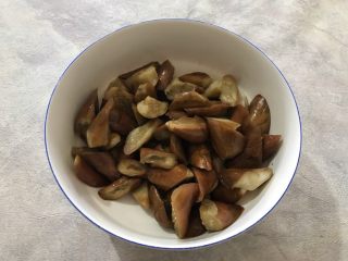 14、蒜蓉麻酱拌茄子,茄子蒸好了