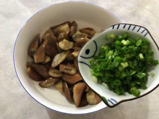 15、蒜蓉麻酱拌茄子,加入小葱