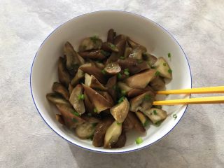 16、蒜蓉麻酱拌茄子,搅拌均匀