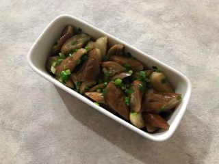 17、蒜蓉麻酱拌茄子,装到你喜欢的餐具内