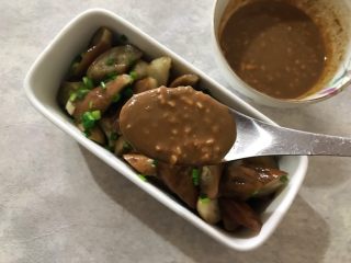 18、蒜蓉麻酱拌茄子,淋上麻酱，即可