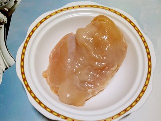 1、香酥炸鸡柳,准备1个鸡胸脯肉洗净沥干水，备用