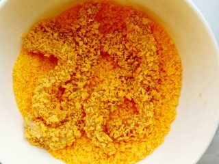 12、香酥炸鸡柳,面包糠倒入碗中，用筷子把裹好炸鸡粉的鸡胸脯肉一条一条的放入面包糠中，让每条鸡肉都沾上面包糠