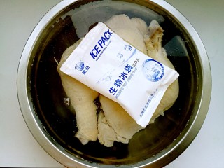 6、口水鸡,将煮好的鸡腿立刻捞出,用冷水冲凉,再放入冰水中浸泡。