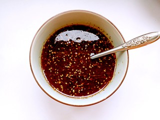 9、口水鸡,勾兑料汁:适量鸡汤、辣椒油、1小勺盐、2汤勺香醋、2汤勺生抽、2小勺白糖、少许鸡精。