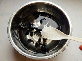 3、鱼香鸡蛋(内附鱼香汁的调制),木耳放一勺白糖在清水中泡发。